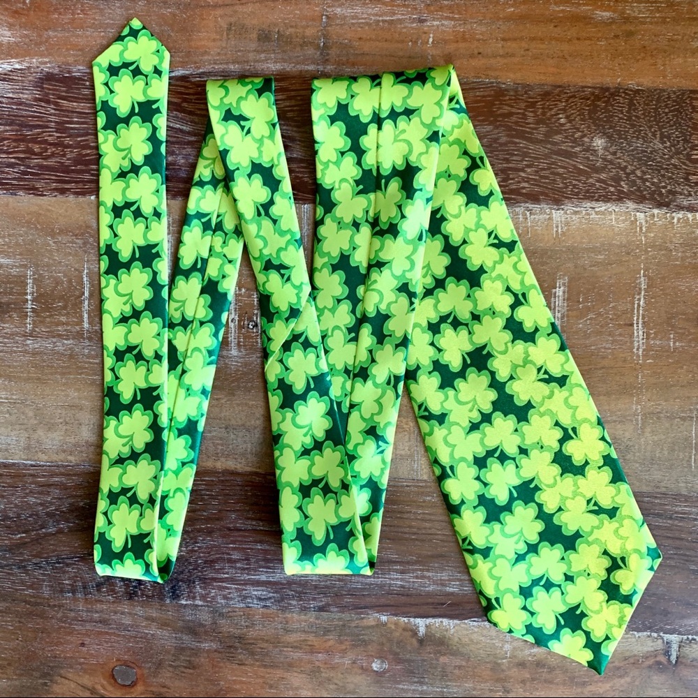 Beautiful WITHOUT NAME TIE GREEN clover